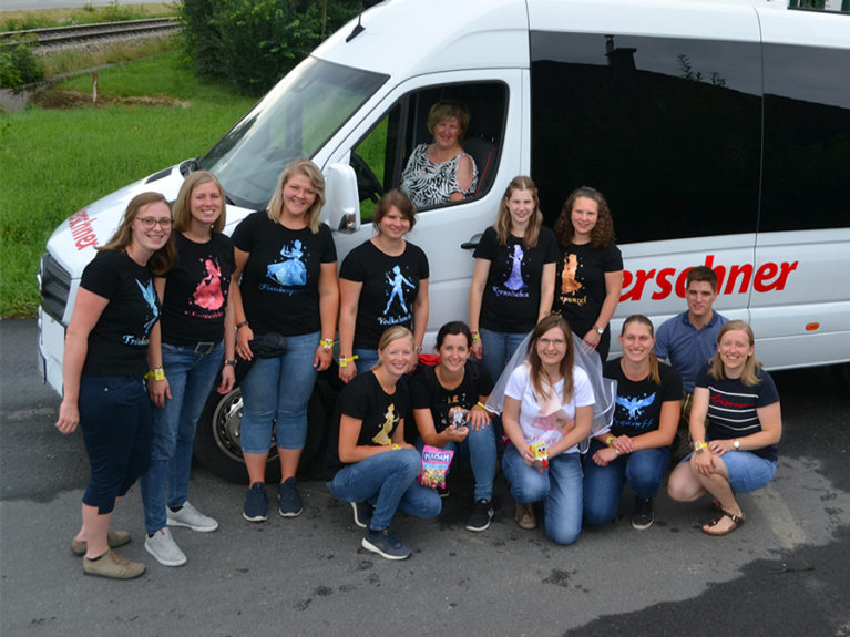 Polterer Polter-Gruppe vor Kerschner-Bus