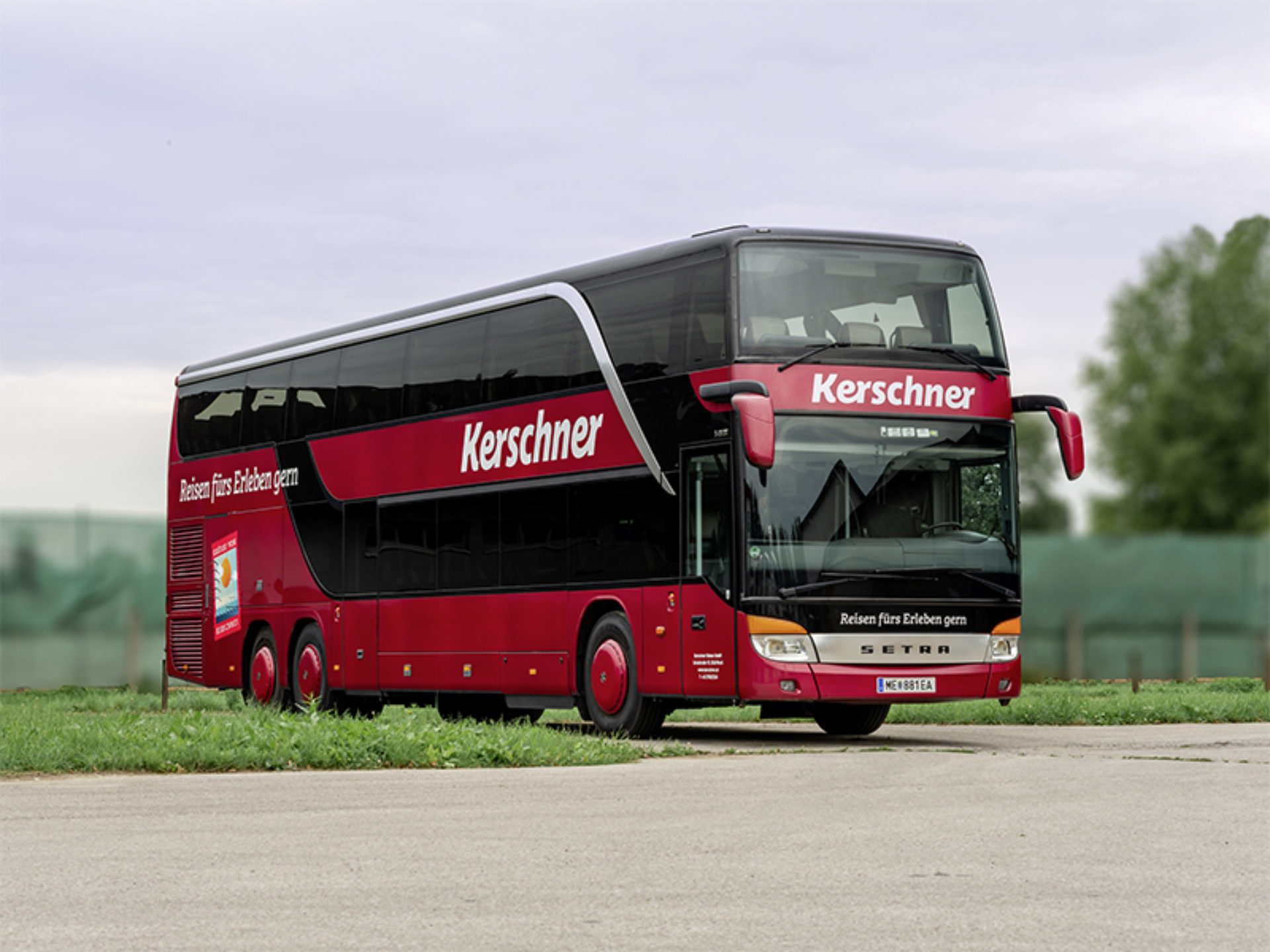 _reisebus_doppeldecker_ansicht_außen_vorne