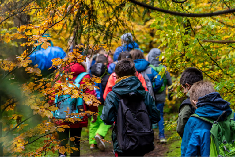Schulgruppe auf Wanderung