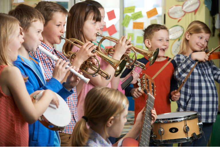 Kinder beim Musizieren