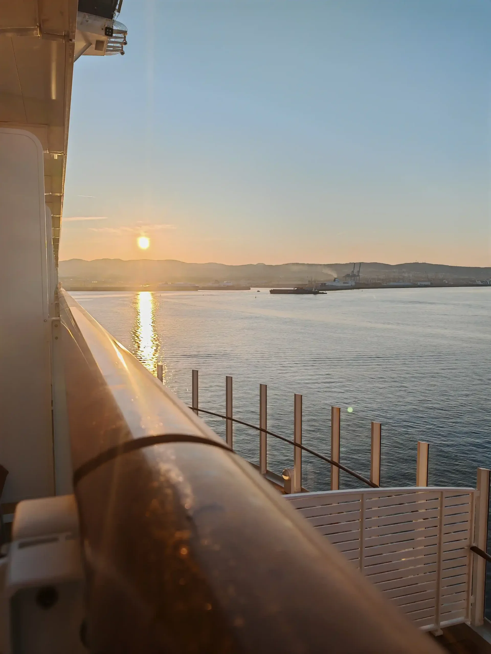 Blick von der Balkonkabine Blick vom Balkon der Kabine auf den Hafen von Civitavecchia