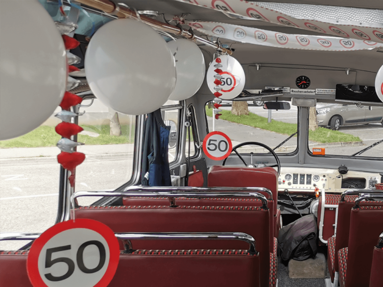 Geburtstagsüberraschung zum 50er Kerschner Oldi 1 dekoriert für eine 50er-Geburtstagsfahrt