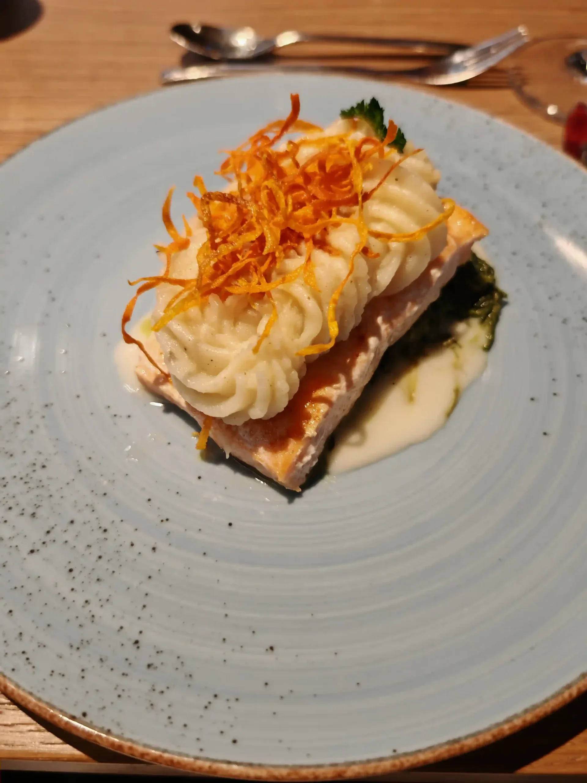 Fischgericht Lachs mit Püree vom Fischrestaurant der AIDAcosma