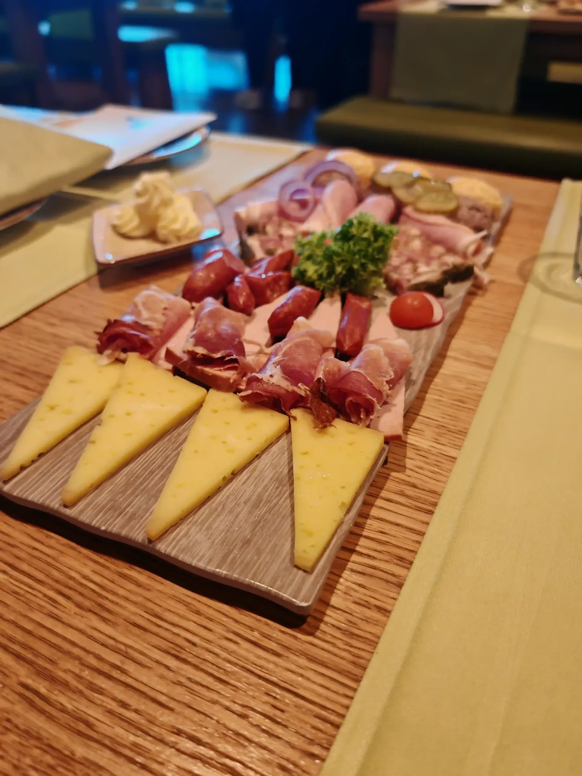 Brettljause Brettljause vom Brauereirestaurant der AIDAcosma