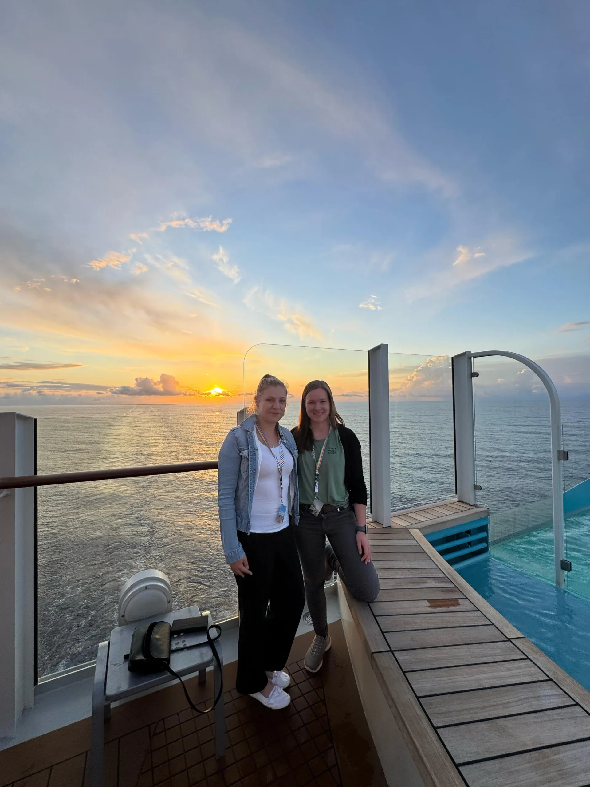 Sonnenuntergang an Deck der AIDAcosma Lisa und Babsi am Deck der AIDAcosma bei Sonnenuntergang