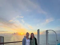 Sonnenuntergang an Deck der AIDAcosma Lisa und Babsi am Deck der AIDAcosma bei Sonnenuntergang